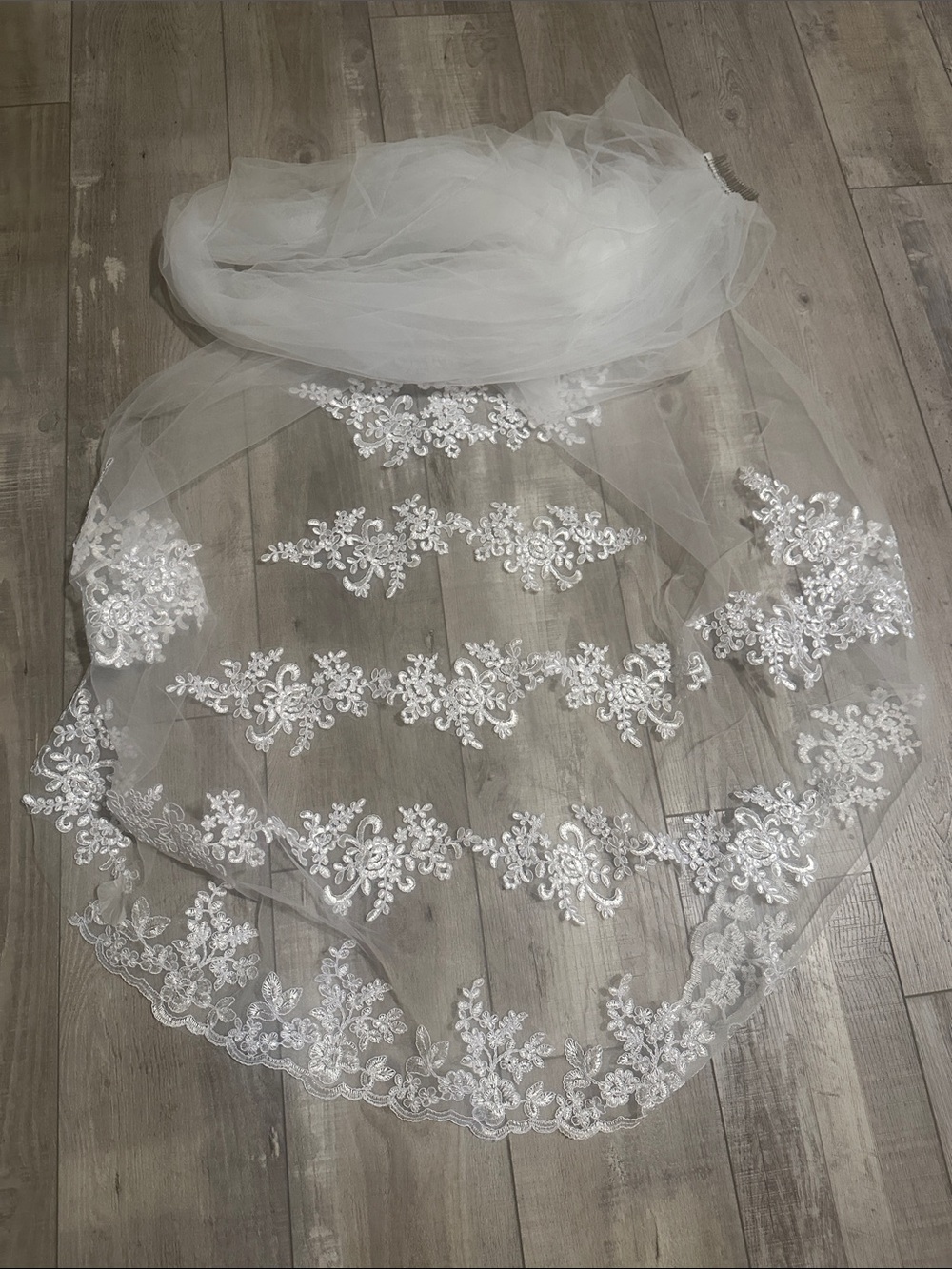 Elegant White Lace Bridal Veil with Scalloped Edge